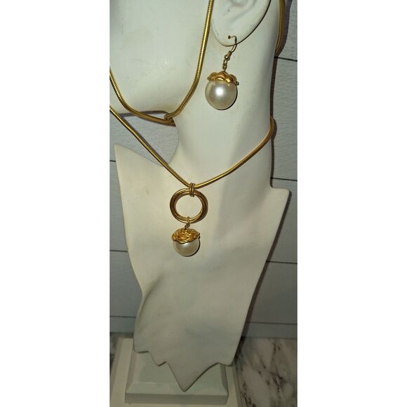 Anne Klein Vintage Faux Pearl Earrings and Pendant Necklace Gold Tone - Picture 3 of 11